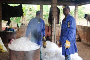 Au Cameroun, on fabrique des pavés « écolos » à partir de déchets plastiques